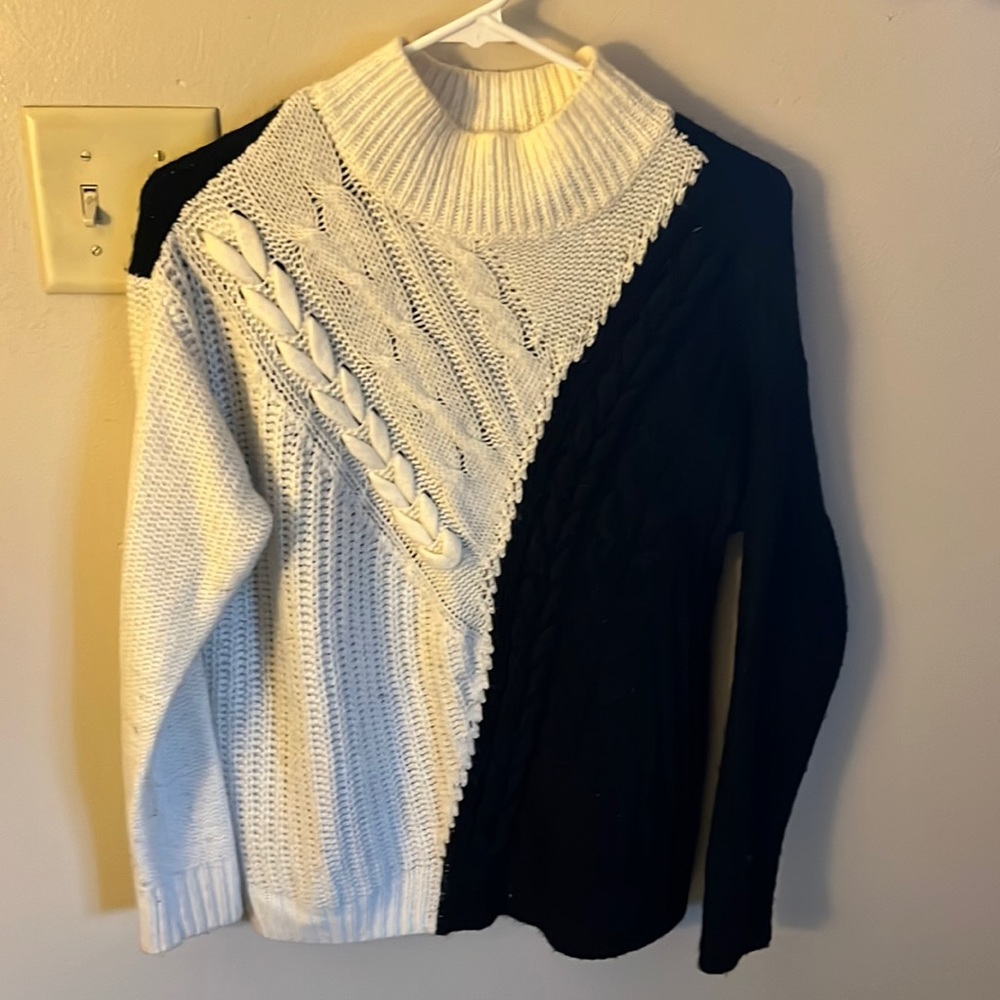 Black and white color lock sweater